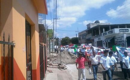 People march in demand of release of former mayor of Comalapa