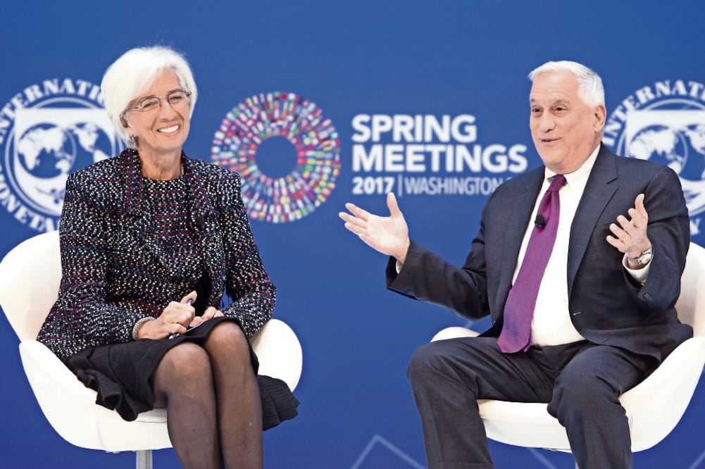 La directora del Fondo Monetario Internacional Christine Lagarde conversa con el director del Instituto Aspen, Walter Isaacson, durante un foro de tecnología, innovación y empleo en el marco de la asamblea de primavera del organismo (EFE)