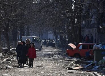 Ucrania denuncia bombardeo ruso en escuela de Mariupol donde se refugiaban 400 personas