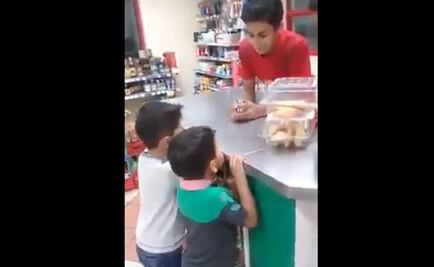 Madre da lección a sus hijos por robar chicles en tienda