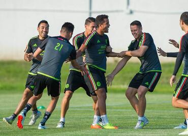 Aquino acompaña a Chicharito y Raúl Jiménez en el ataque de México