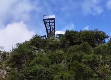 Por descuido, menor sufre incidente en mirador de cristal en Atlixco, Puebla