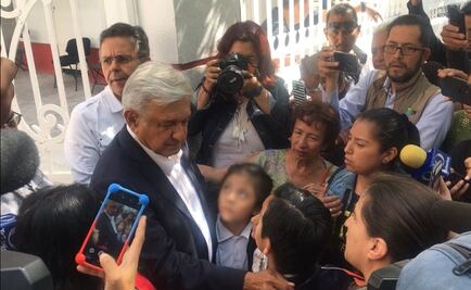 Atiende AMLO a niños y padres de familia afuera de su oficina; demandan apoyo para escuela