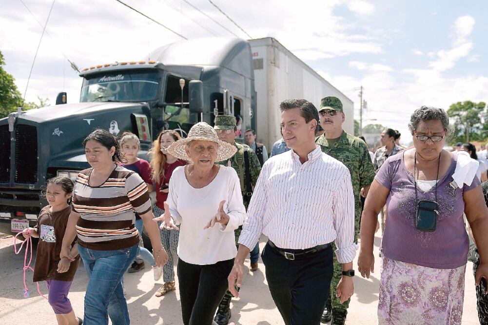 Tras un recorrido por la zona afectada, el presidente Enrique Peña Nieto dio un mensaje a los habitantes de Ixtaltepec, a quienes advirtió que nadie debe condicionar la entrega de ayuda para la reconstrucción de viviendas (PRESIDENCIA)