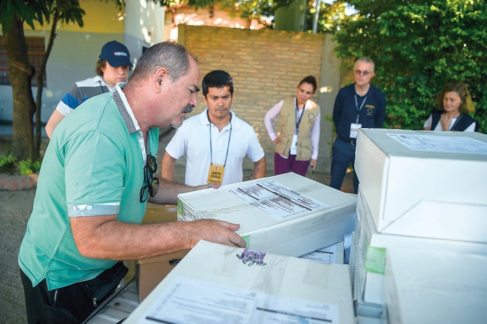 Observadores de la Unión Europea y la Organización de los Estados Americanos vigilan el traslado del material para los comicios paraguayos. (EITAN ABRAMOVICH. AFP)