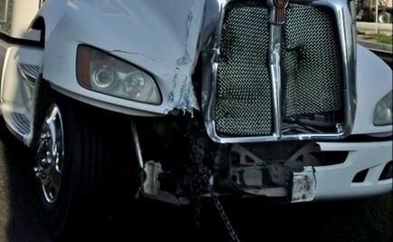 Tráiler choca con combi en autopista México-Querétaro; hay tres muertos