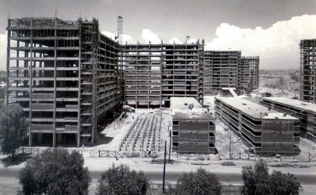 La construcción del Multifamiliar Miguel Alemán, en la colonia Del Valle, a finales de los años cuarenta. Este proyecto, obra de Mario Pani, fue el primero de su tipo en el país y se inauguró en 1949. Al frente se encuentra la avenida Félix Cuevas. Crédito: "Mario Pani"