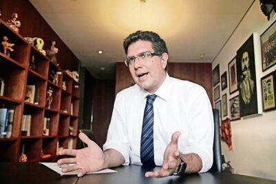 Acusa Ríos Piter “severos impedimentos” en primer día de revisión de firmas