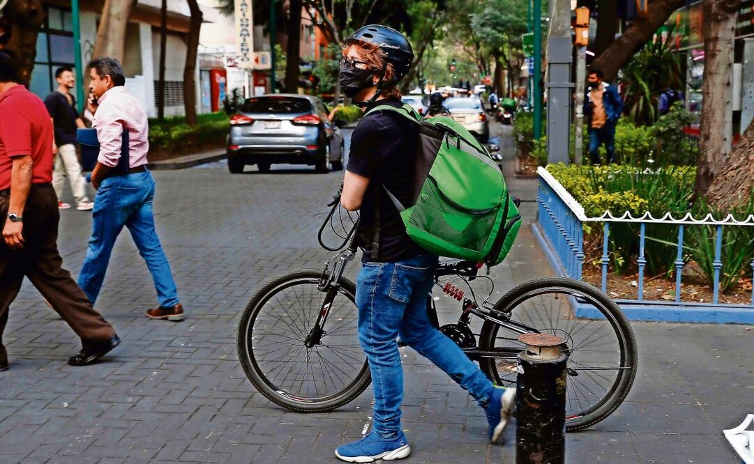 De acuerdo con una encuesta, apenas 14% de los conductores o repartidores están de acuerdo en convertirse en empleados de las plataformas digitales. Foto: Diego Simón Sánchez / EL UNIVERSAL