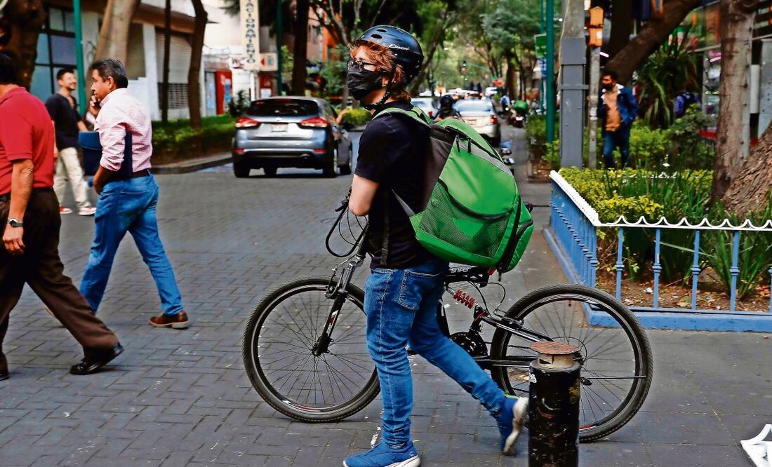 De acuerdo con una encuesta, apenas 14% de los conductores o repartidores están de acuerdo en convertirse en empleados de las plataformas digitales. Foto: Diego Simón Sánchez / EL UNIVERSAL