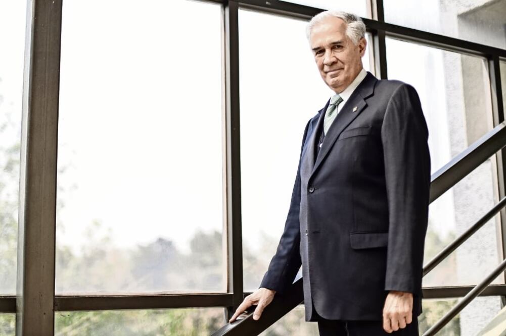 Diego Valadés, académico del IIJ de la UNAM, asegura que hay un claro déficit de gobernabilidad que se traduce en corrupción, violencia, pobreza, inclusive en fragilidad frente a lo que nos está ocurriendo en la relación con Estados Unidos (GERMÁN E.)