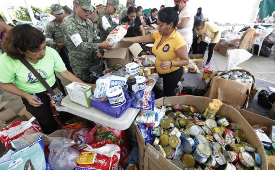 Distribution of donations – Photo: Luis Cortés/EL UNIVERSAL