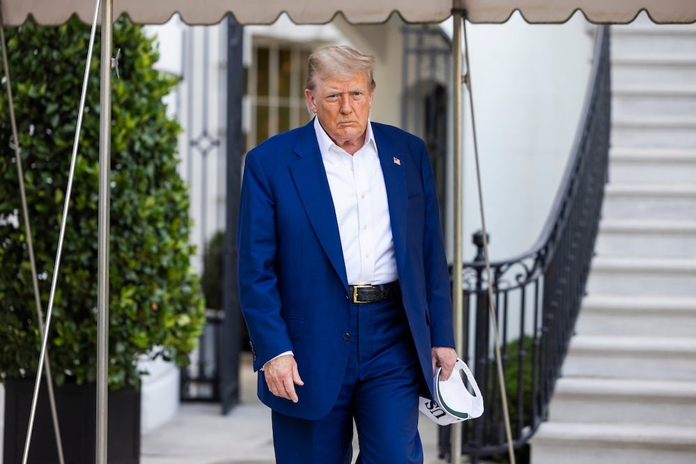 El presidente estadounidense, Donald Trump, al salir de la Casa Blanca para partir rumbo a La Haya para la cumbre de la OTAN. FOTO: JIM LO SCALZO. EFE