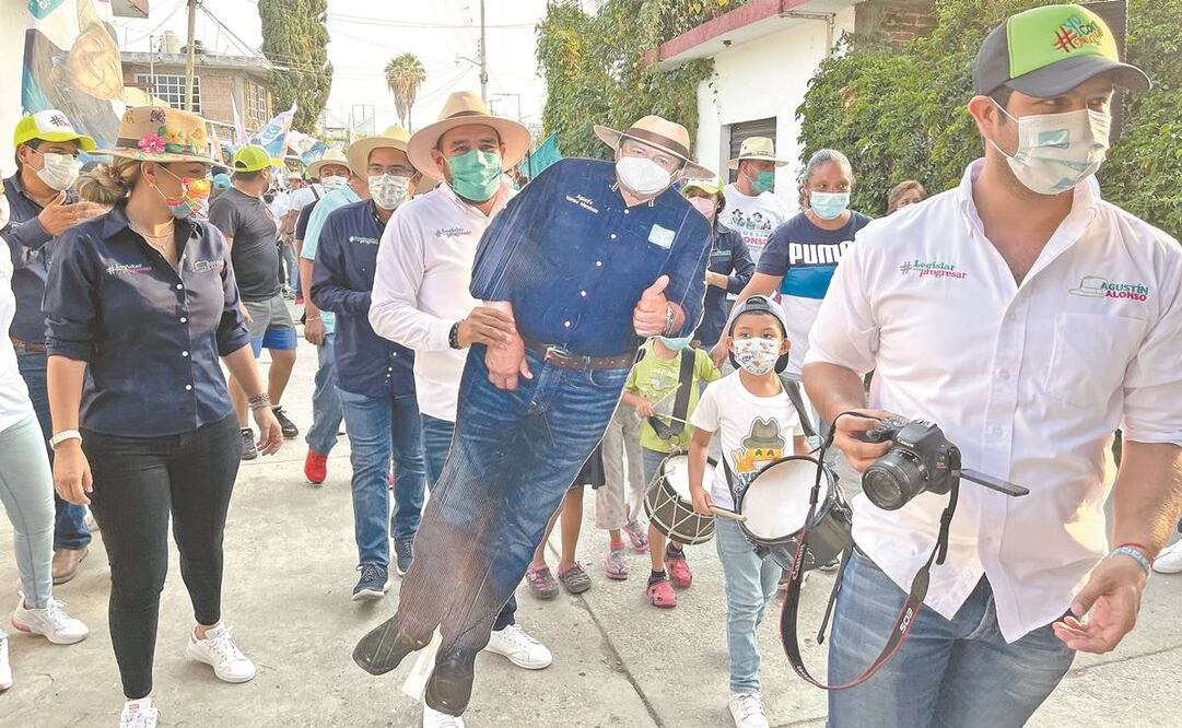 Agustín Alonso Gutiérrez va por una diputación local y como su padre enfermó de Covid-19, lleva una foto de él para que pueda ser alcalde de Yautepec. Foto: Justino Miranda/ El Universal.