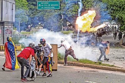 Hieren en Venezuela a 5 periodistas en marcha