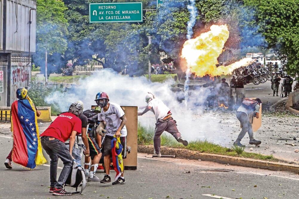 Venezolanos se manifestaron ayer en apoyo a los nuevos jueces designados por el Parlamento y se enfrentaron en Caracas a la Guardia Nacional. (CRISTIAN HERNÁNDEZ. EFE)
