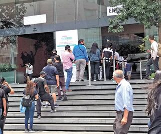 En vilo, 365 mil empleos por el cierre de centros comerciales