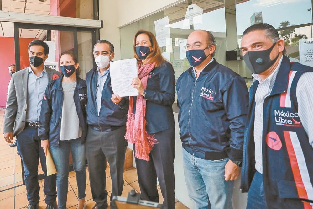 El expresidente Felipe Calderón y la exdiputada Margarita Zavala llegaron ayer a las instalaciones del INE a impugnar el fallo. Foto: CUARTOSCURO