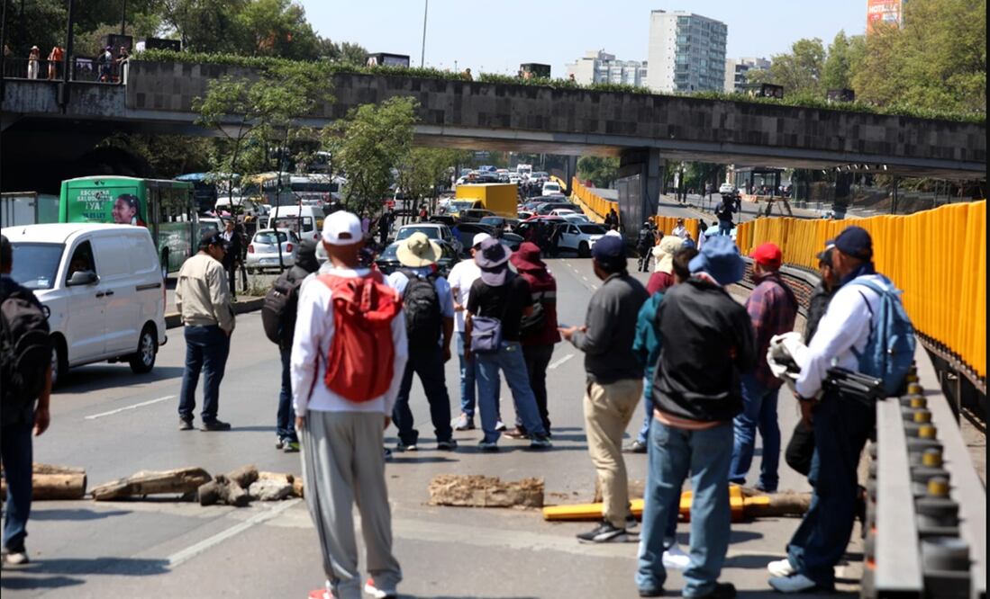Integrantes de la Coordinadora bloquean la circulación en ambas direcciones de Circuito Interior a la altura de Paseo de la Reforma en la Ciudad de México, el viernes 16 de mayo de 2025. Foto: Francisco Rodríguez/EL UNIVERSAL