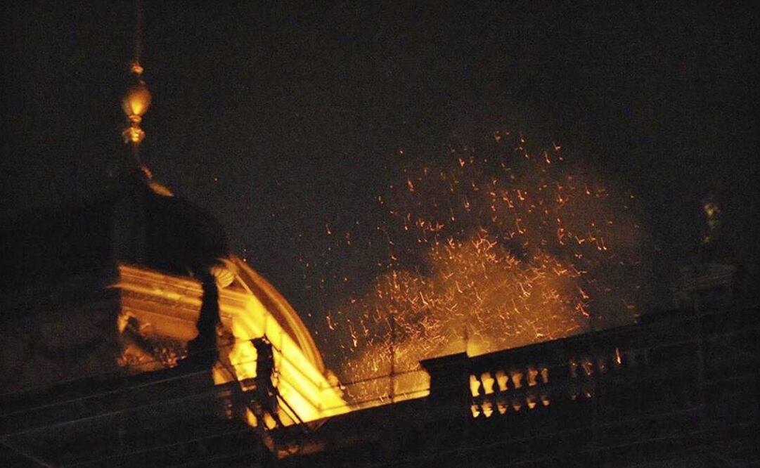 Se cree que el incendio fue provocado por unas obras de mejora que se llevan a cabo en el recinto. FOTO: EFE.
