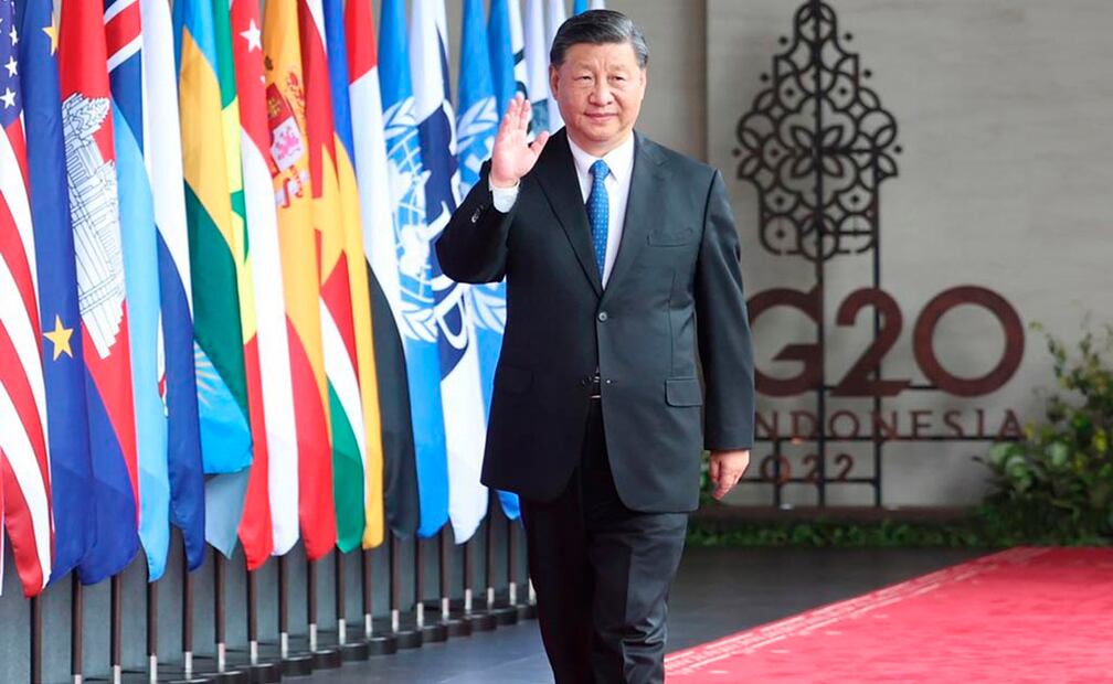 Xi Jinping camina hacia la sede de la 17ª Cumbre del Grupo de los 20 (G20) en Bali, Indonesia, el 15 de noviembre de 2022. (Xinhua/Ju Peng)