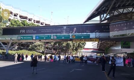 Mujeres con cáncer bloquean acceso a Terminal 1 del AICM