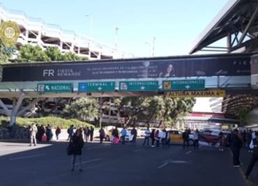 Mujeres con cáncer bloquean acceso a Terminal 1 del AICM