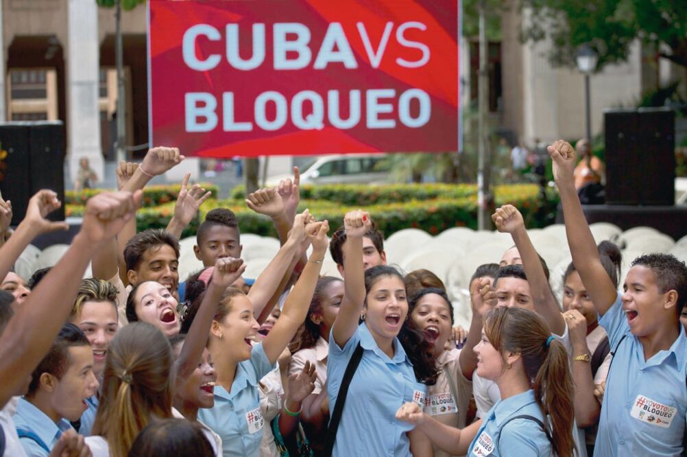 Estudiantes cubanos celebran en La Habana tras escuchar el resultado de la votación de ayer en la sede de las Naciones Unidas contra el embargo económico que impone EU a la isla (RAMÓN ESPINOSA. AP)