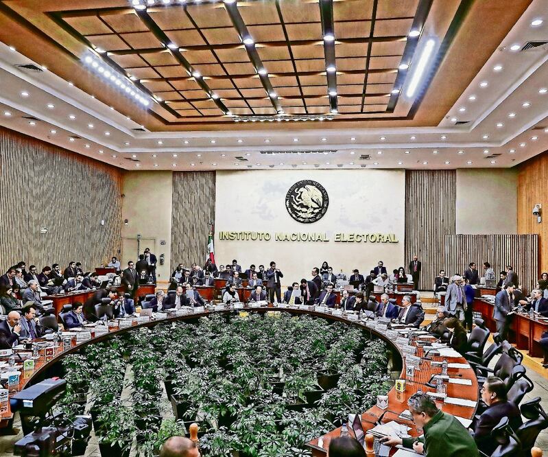 Si el Ejecutivo insiste en comentarios político-electorales, la Comisión de Quejas del Instituto Nacional Electoral podría emitir las medidas cautelares o titulares que correspondan, advirtieron consejeros. Foto: ARCHIVO EL UNIVERSAL