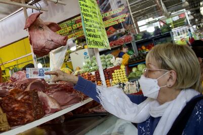 Confianza del consumidor frena caída en septiembre, pero sigue débil