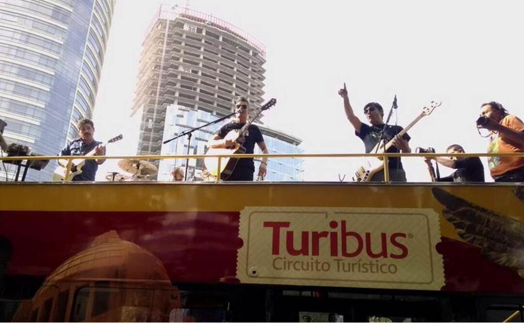 Dos chicas se quitaron sus brassieres para que Daniel y compañía se los firmaran a lo que los integrantes accedieron. FOTO: Twitter @Turibuscdmx