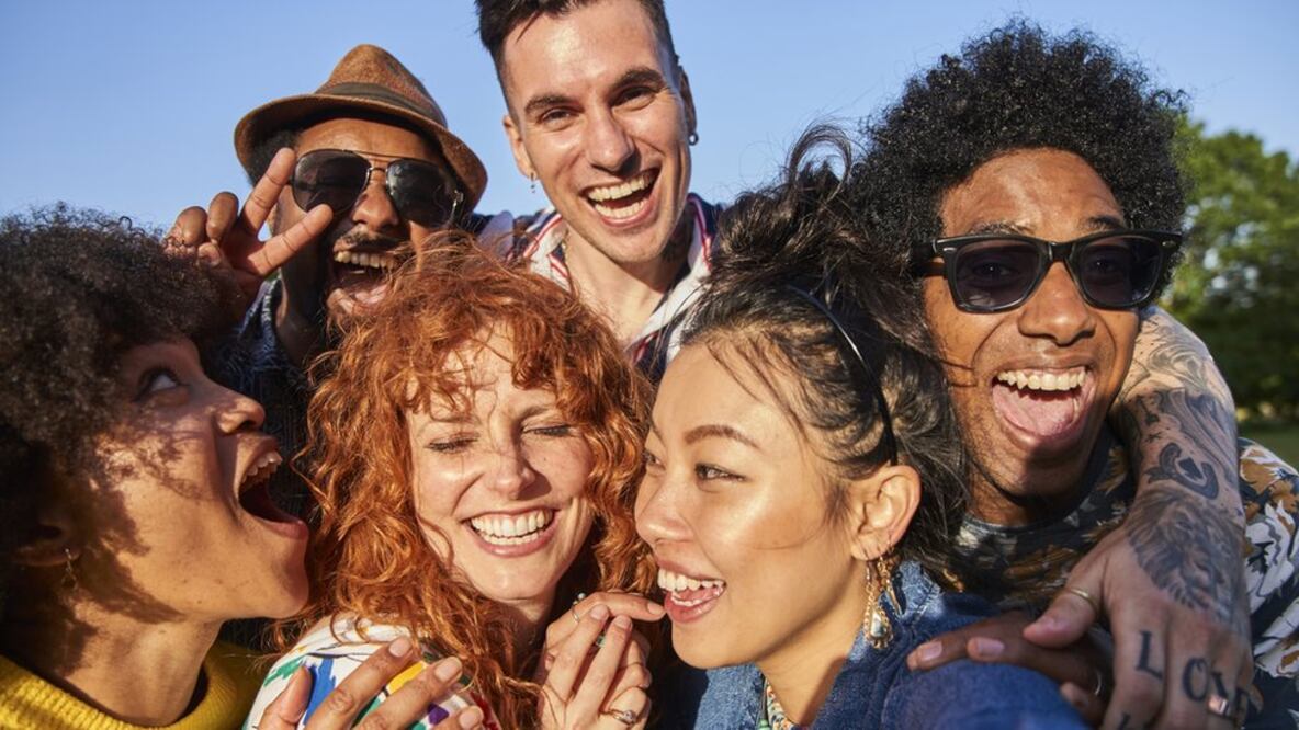 La selección natural ha favorecido la evolución de nuestra especie como seres amables y sociables. Foto: Getty Images vía BBC