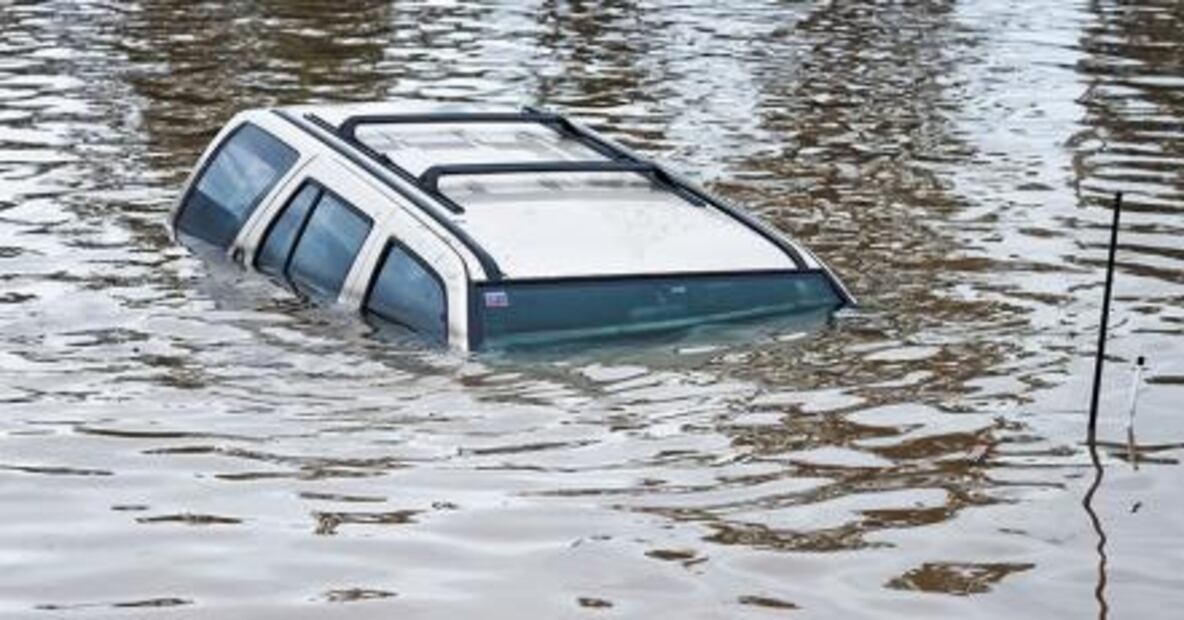 ¿Cómo salir de tu coche si se está hundiendo?