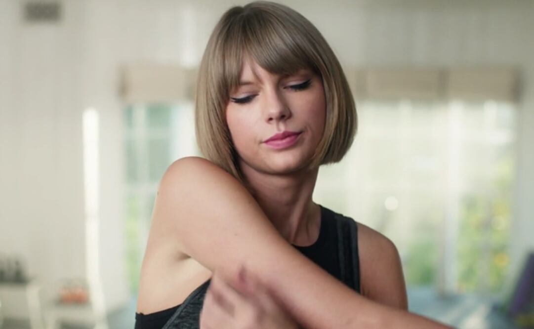 Taylor Swift sufre chistosa caída en comercial de Apple
