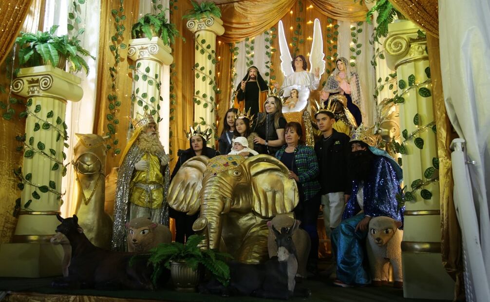 Familias acudieron a la romería instalada en el Monumento a la Revolución para tomarse una fotografía con Melchor, Gaspar y Baltasar. Foto: Carlos Mejía/ EL UNIVERSAL