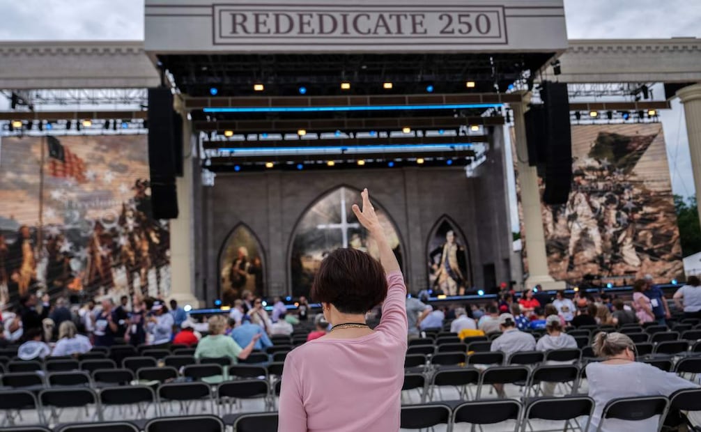 Una persona ora durante el evento "Rededicate 250", una reunión de oración mayoritariamente cristiana conservadora en honor al 250 aniversario de Estados Unidos, en el National Mall, el domingo 17 de mayo de 2026, en Washington. Foto: AP