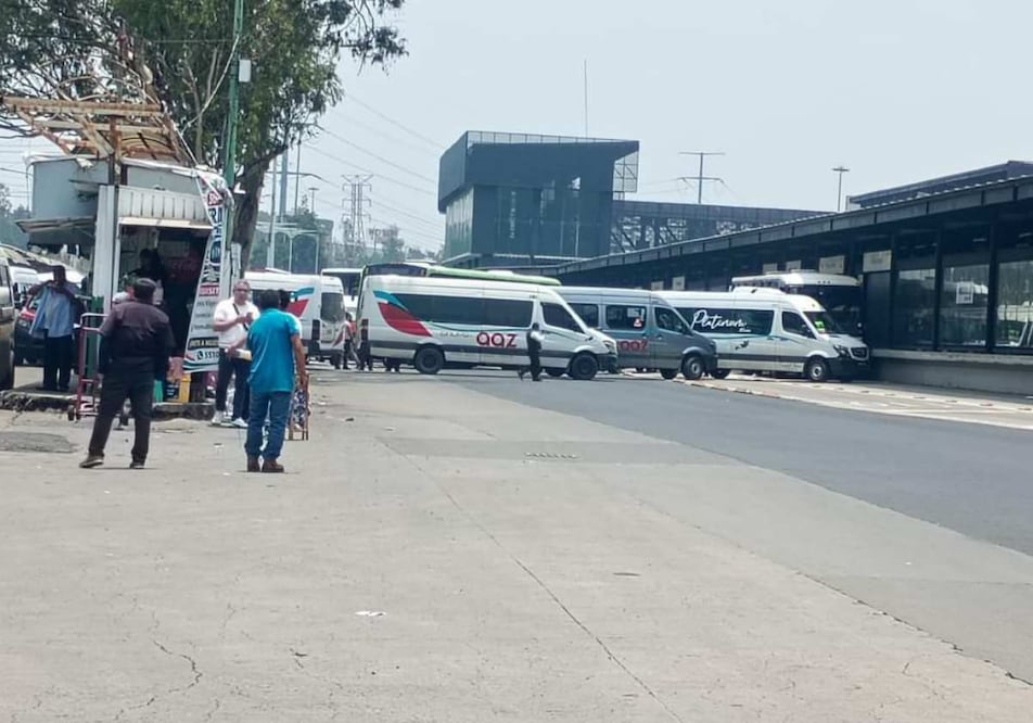 Transportistas del Edomex bloquean inmediaciones del Metro Indios Verdes; desatan caos vial rumbo a Pachuca. Foto: Especial