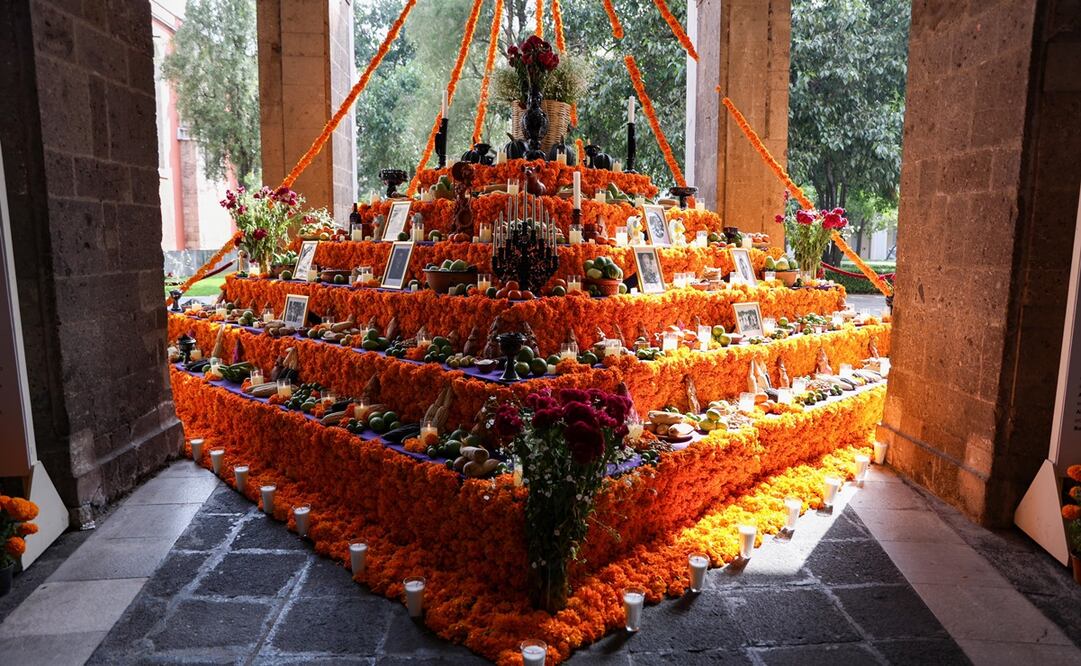 Ofrenda de día de muertos en Palacio Nacional, en memoria a mujeres en la historia de México. Foto: Hugo Salvador / El Universal