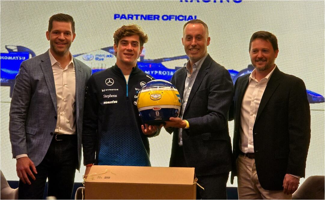 Franco Colapinto presentó el casco con el que correrá en el Gran Premio de México FOTO: ARTURO SANGUINO - EL UNIVERSAL