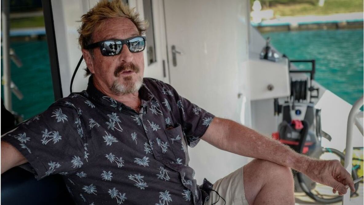 sobre McAfee, de 75 años, también pesaba una solicitud de extradición por parte del gobierno estadounidense. Foto: AFP