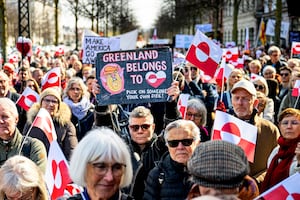 Miles de personas protestan en Copenhague contra amenazas de Trump sobre Groenlandia; el territorio "no está en venta", gritan