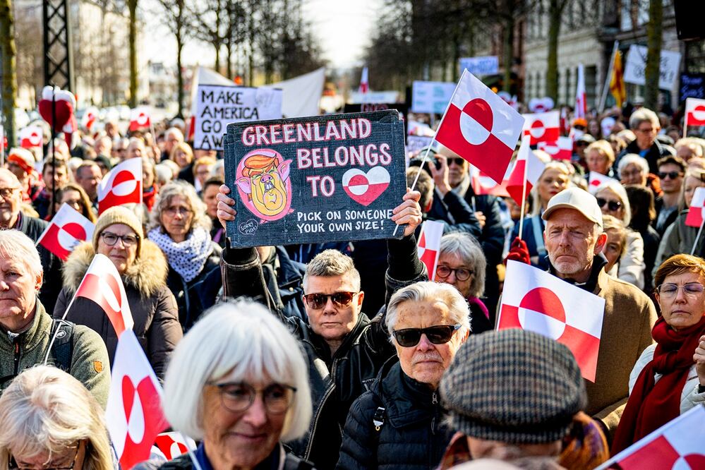 Personas se congregan para una protesta frente a la embajada de Estados Unidos en Copenhague, Dinamarca. Foto: EFE