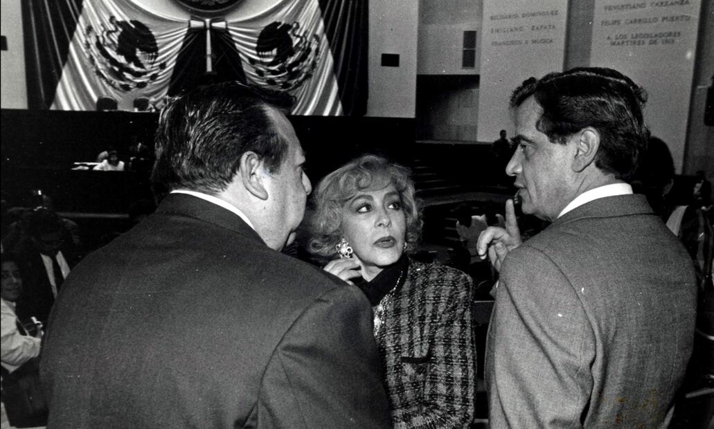 Silvia Pinal a inicios de los años 90 con el exsenador Ángel Aceves Saucedo y el ex presidente de la Cámara de Diputados, Fernando Ortiz Arana. Foto: ESPECIAL.