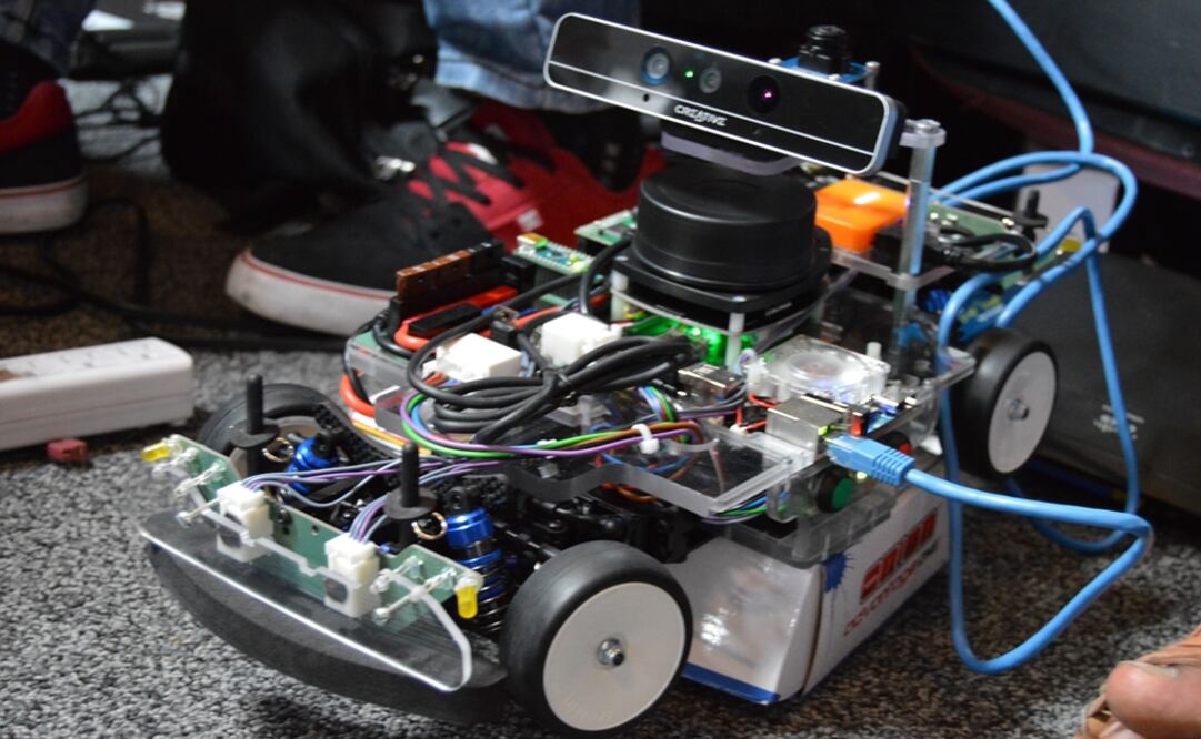 El doctor Raúl Rojas González donó a México 10 vehículos robóticos a escala de 1:10. (FOTO:Conacyt)