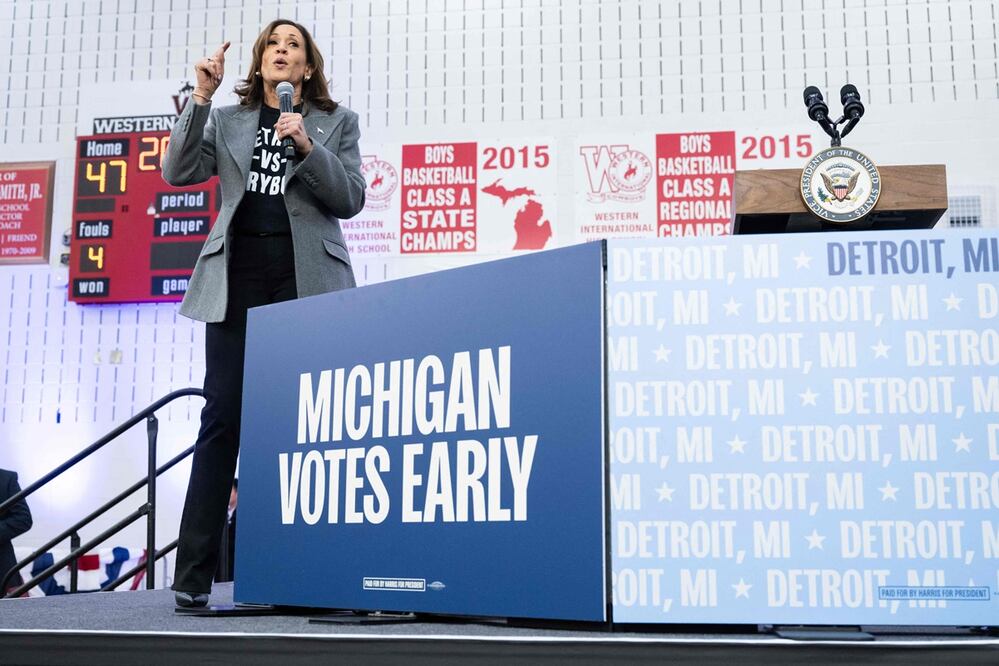La vicepresidenta de Estados Unidos y candidata presidencial demócrata, Kamala Harris, habla en un mitin de campaña para conseguir el voto anticipado en Western International High School en Detroit, Michigan, el 19 de octubre de 2024. Foto: AFP