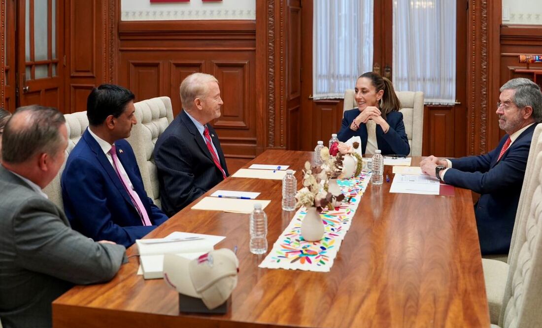 La presidenta Claudia Sheinbaum, acompañada por el canciller Juan Ramón de la Fuente, recibió ayer a la comitiva estadounidense en Palacio Nacional. Foto: Especial