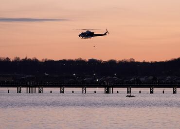 FOTOS: Buscan cuerpos en río Potomac tras choque aéreo en Washington