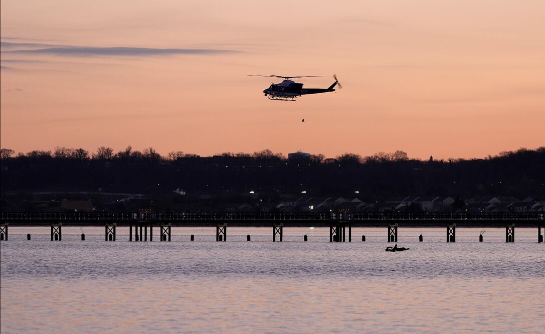 Buscan a supervivientes tras el choque entre un avión y un helicóptero en Washington. Foto: AP