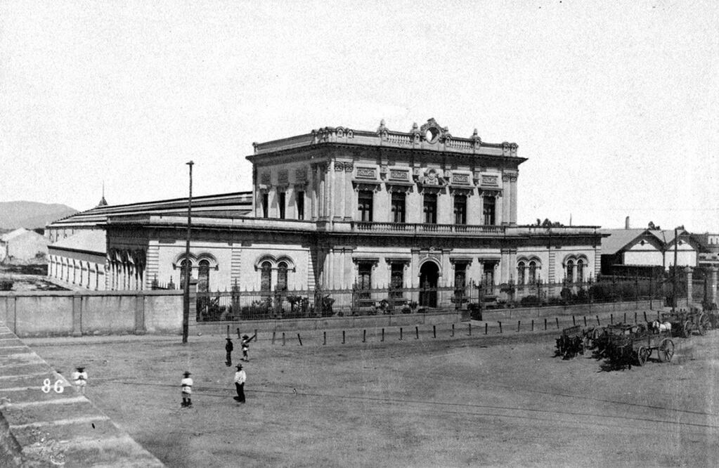 La antigua estación del Ferrocarril Mexicano en Buenavista, captada por el fotógrafo Abel Briquet a finales del siglo XIX. Este conjunto fue demolido hacia finales de los años 50, y se construyó la Delegación Cuauhtémoc. Imagen cortesía: Cornell University Library