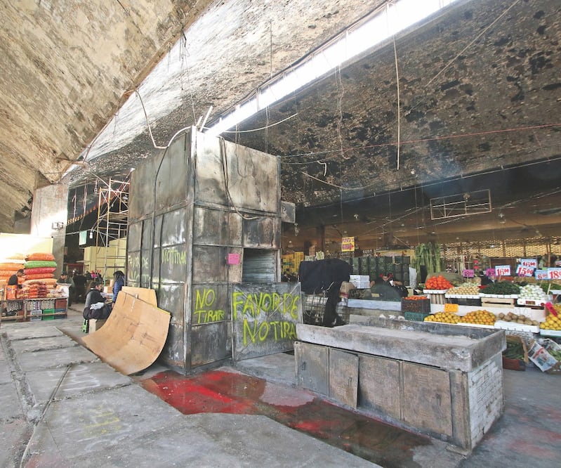 En el mercado de La Merced comienza a notarse otra vez el ambiente de vendimia, ya que algunos de sus comerciantes decidieron ponerse a trabajar como hasta antes del siniestro. Foto/FOTOS: CARLOS MEJÍA. EL UNIVERSAL
